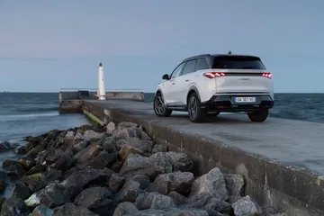 Vista trasera y lateral del Peugeot 5008 2024 en un entorno costero