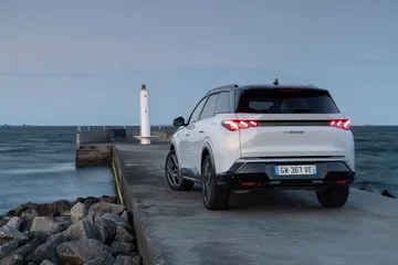 Vista trasera y lateral del Peugeot 5008 2024 aparcado en un dique