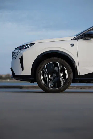 Vista lateral que enfatiza la llanta y diseño de carrocería del Peugeot 5008 2024