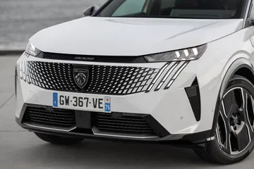 Vista frontal del Peugeot 5008 2025, destacando su robusta parrilla y faros afilados.