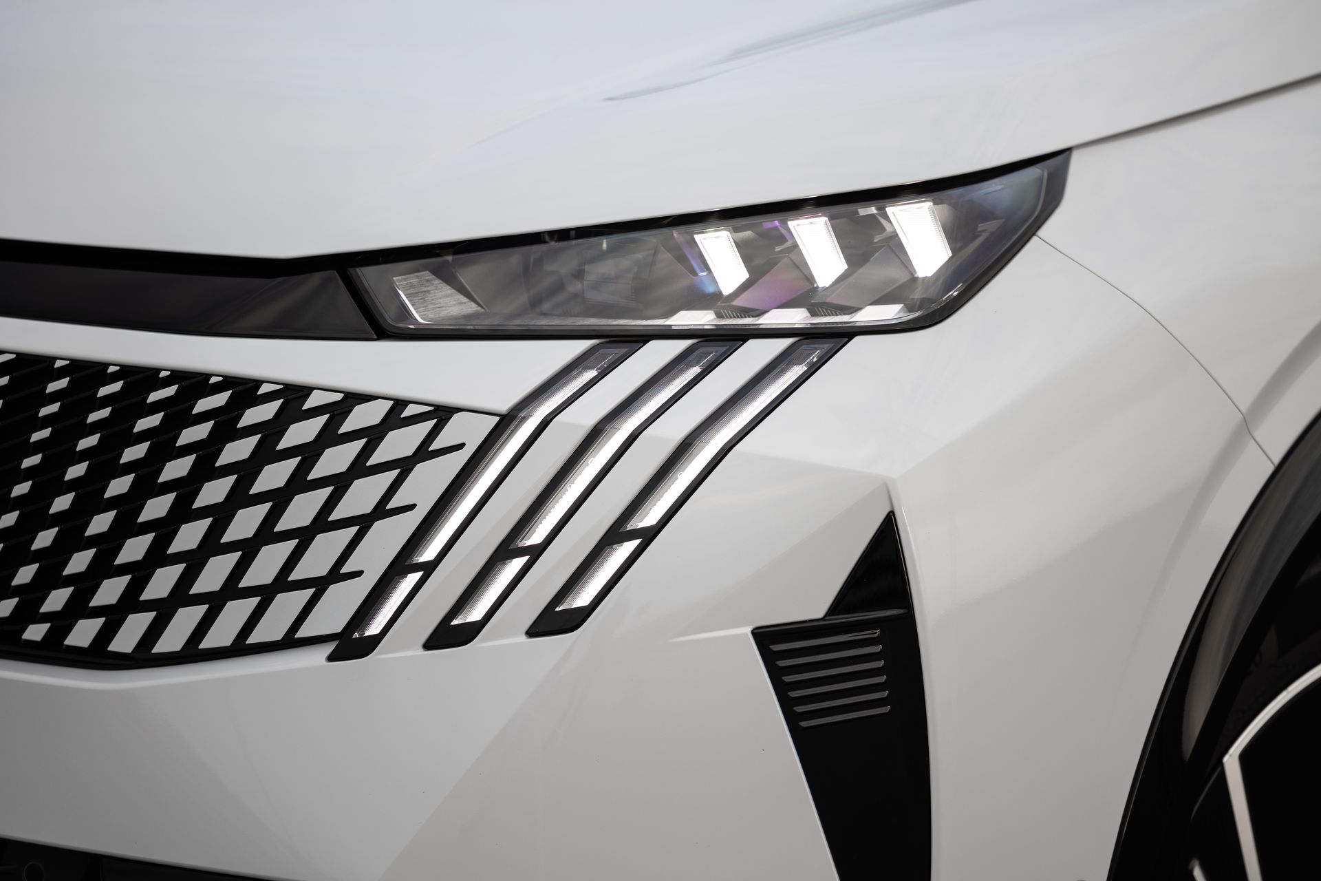 Vista cercana del diseño de faros del Peugeot 5008 2024