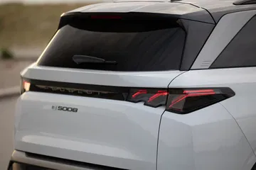 Vista trasera Peugeot 5008 2024 mostrando pilotos y diseño de portón