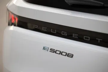 Vista detalle nombre y modelo Peugeot 5008, enfatizando diseño distintivo