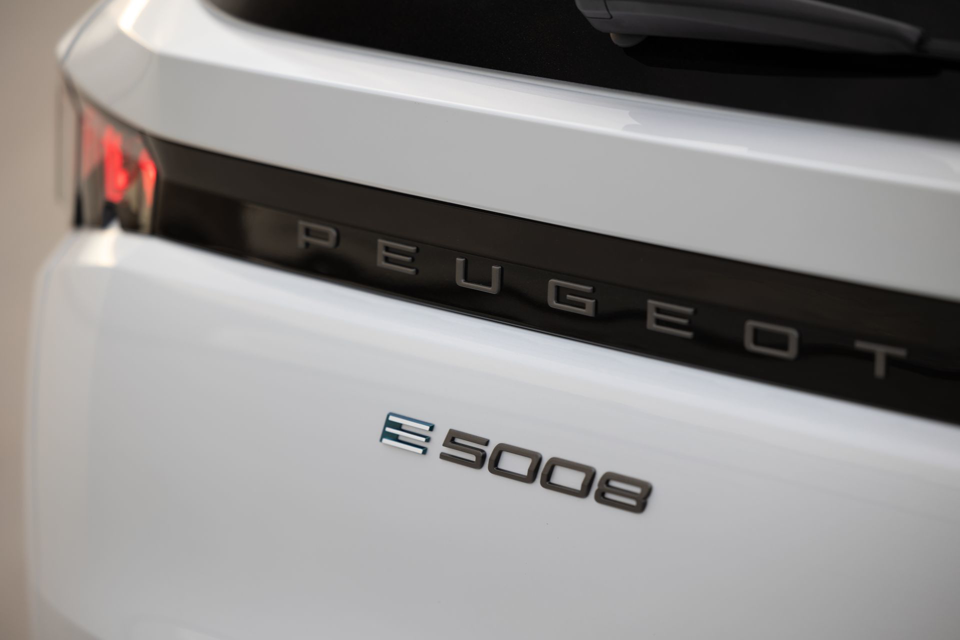 Vista detalle nombre y modelo Peugeot 5008, enfatizando diseño distintivo