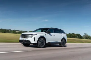 Vista dinámica del Peugeot 5008 revelando su elegante perfil lateral.
