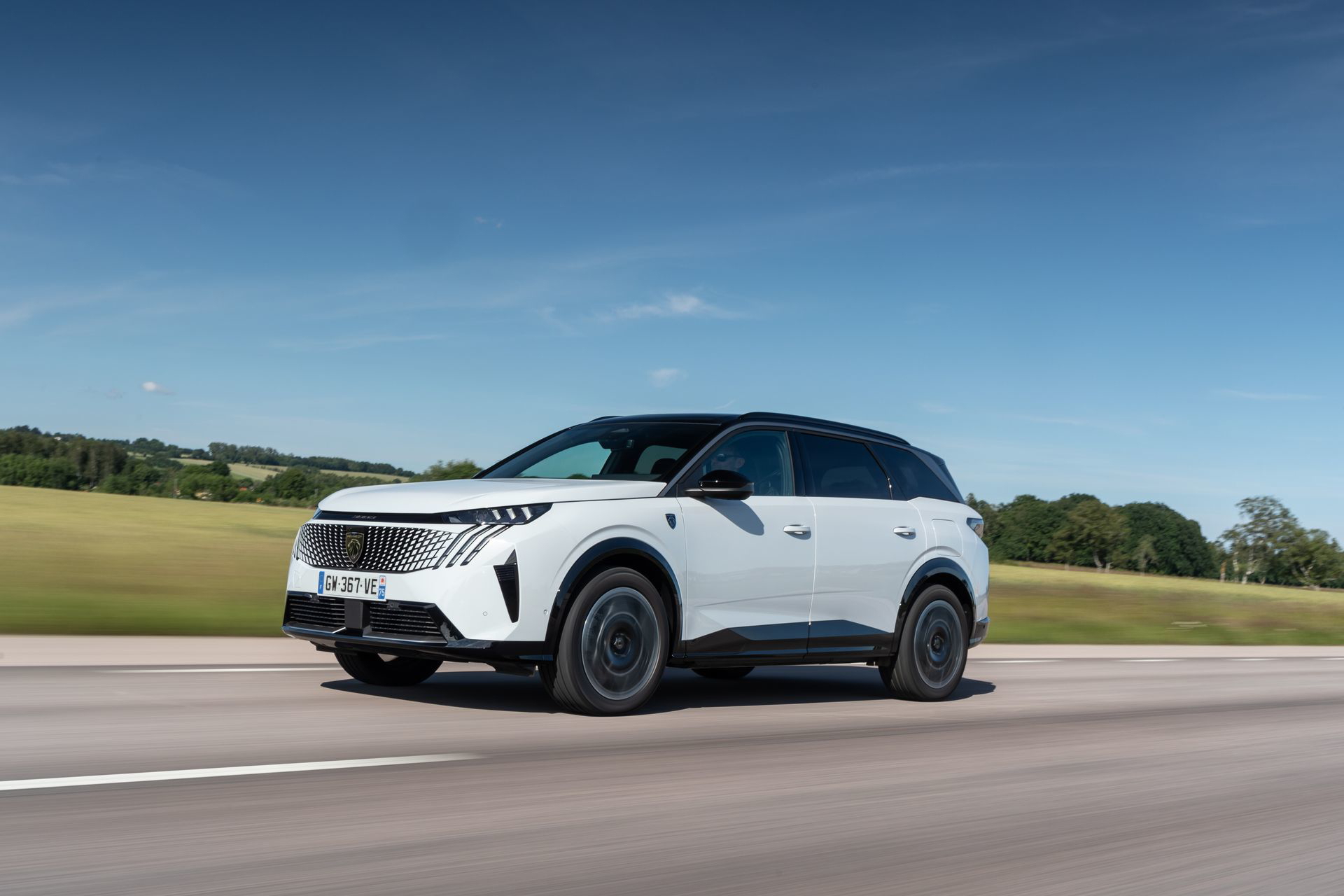 Vista dinámica del Peugeot 5008 revelando su elegante perfil lateral.