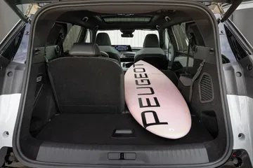 Vista del maletero amplio del Peugeot 5008, enfocado en su capacidad.