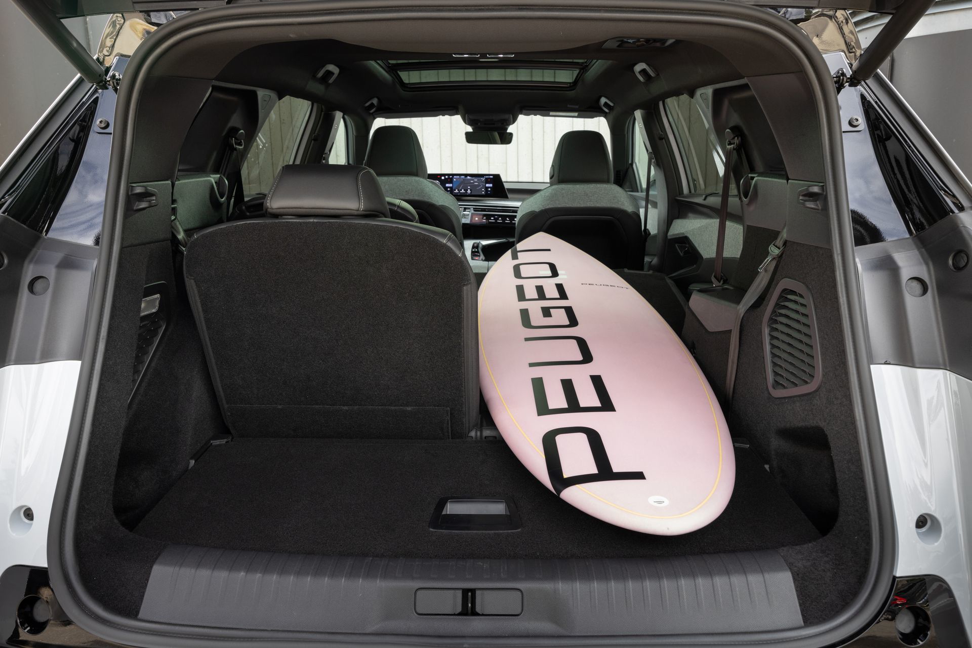 Vista del maletero amplio del Peugeot 5008, enfocado en su capacidad.
