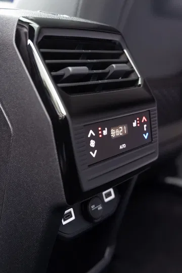 Sistema de climatización del Peugeot 5008, moderno y funcional.