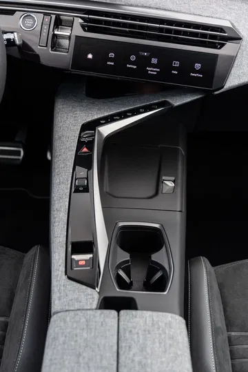 Consola central del Peugeot 5008 con acabados refinados y controles intuitivos.