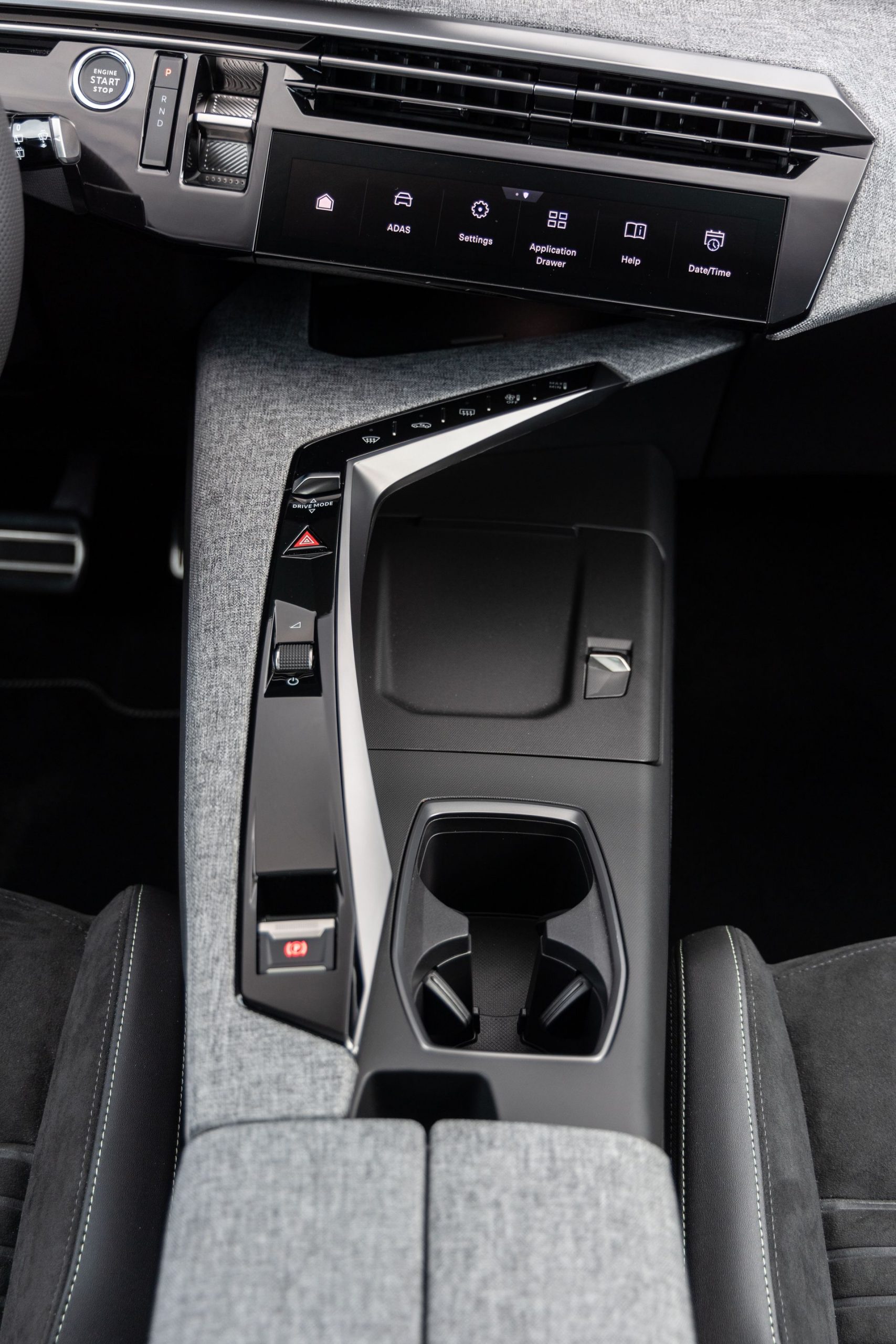 Consola central del Peugeot 5008 con acabados refinados y controles intuitivos.