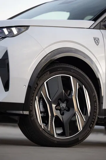 Llanta de aleación con diseño exclusivo y el emblema de Peugeot en el centro.
