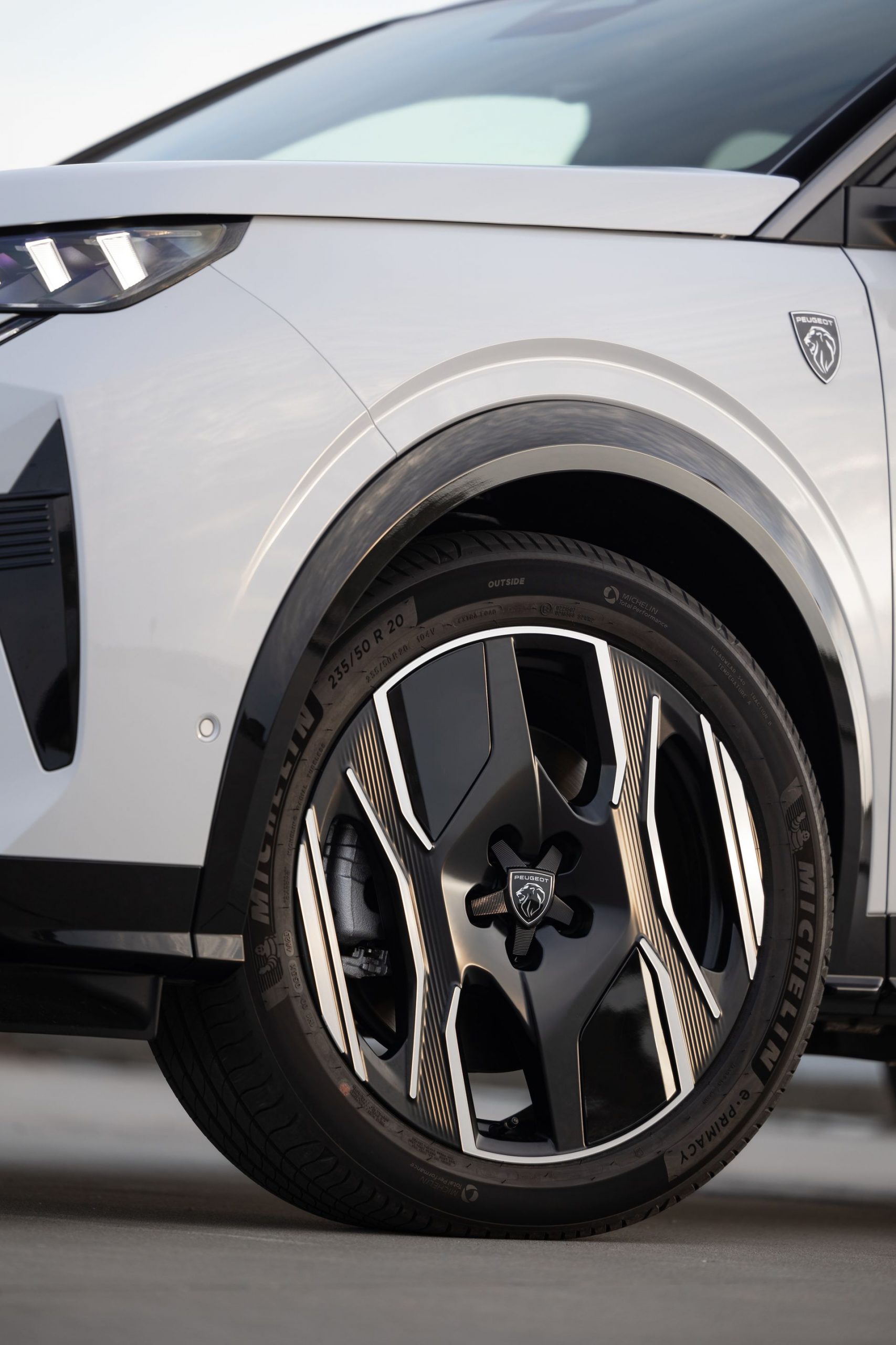 Llanta de aleación con diseño exclusivo y el emblema de Peugeot en el centro.
