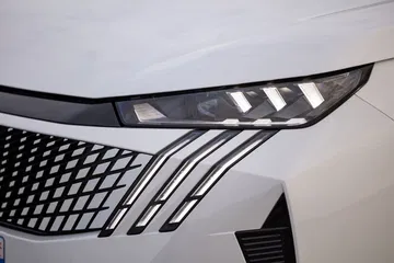 Vista en detalle del innovador diseño de faro del Peugeot 5008 2025
