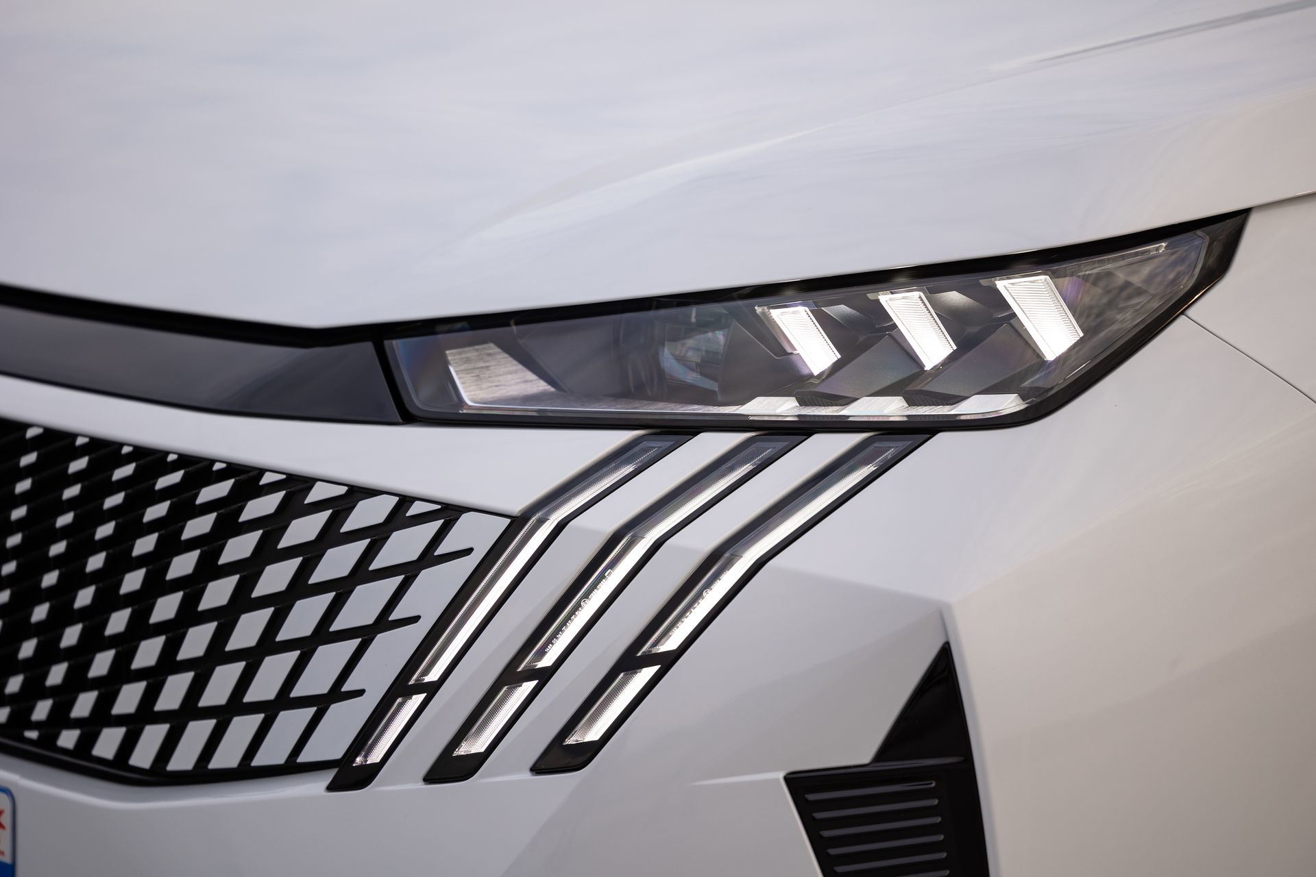 Vista en detalle del innovador diseño de faro del Peugeot 5008 2025