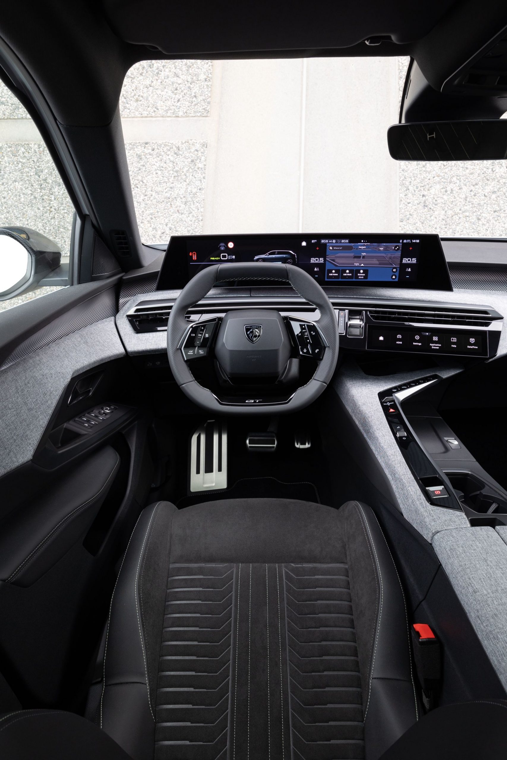 Vista del volante y tablero del Peugeot 5008 con acabados contemporáneos.