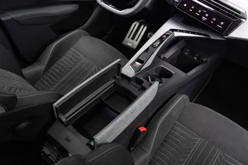 Vista del cambio de marchas y consola central del Peugeot 5008 2024.