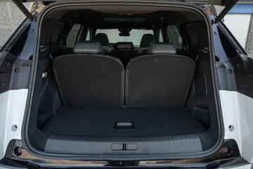 Amplio maletero del Peugeot 5008 2024 con los asientos de la tercera fila abatidos