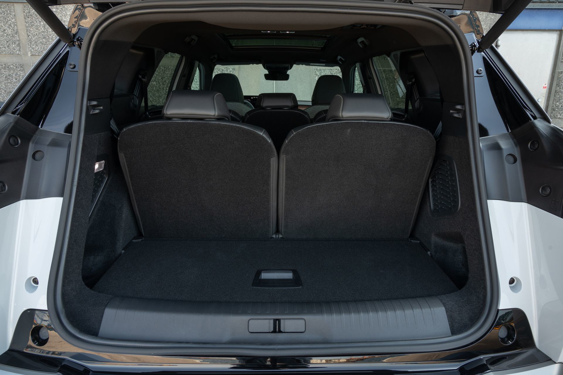 Amplio maletero del Peugeot 5008 2024 con los asientos de la tercera fila abatidos
