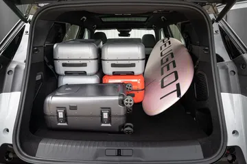Vista del maletero del Peugeot 5008, destacando su capacidad y soluciones de modularidad.