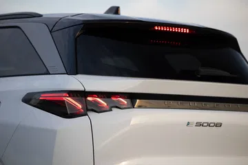 Vista parcial trasera y lateral del Peugeot 5008 que resalta su diseño y ópticas.