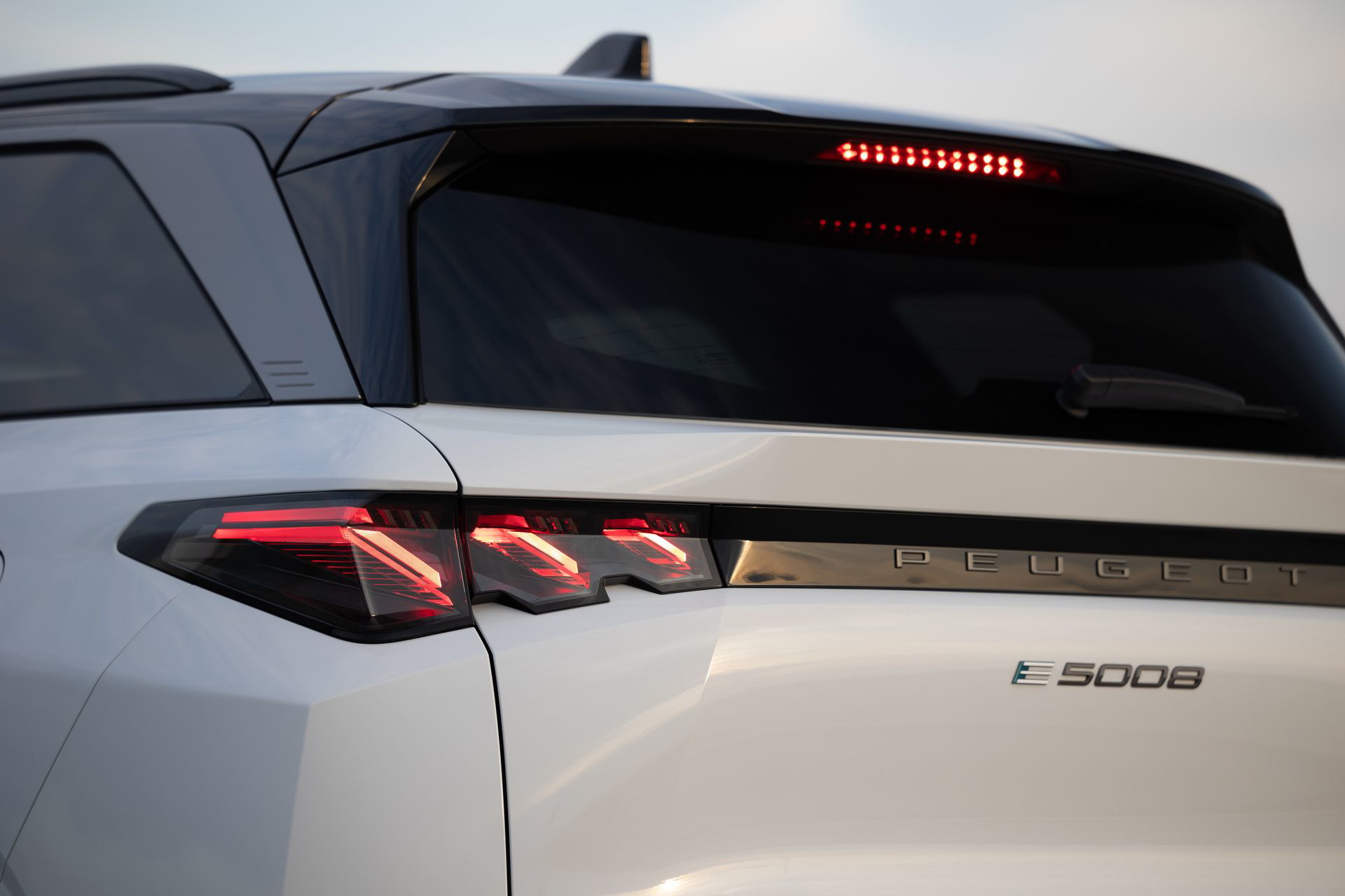 Vista parcial trasera y lateral del Peugeot 5008 que resalta su diseño y ópticas.