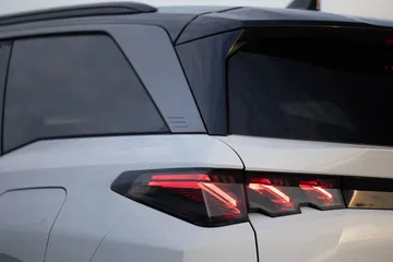 Vista parcial trasera y lateral del Peugeot 5008, destacando su diseño de luces