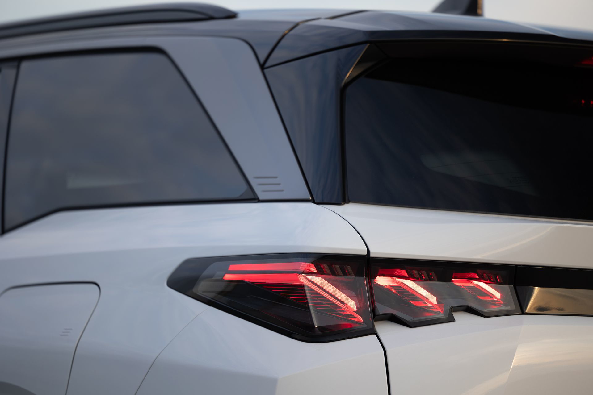 Vista parcial trasera y lateral del Peugeot 5008, destacando su diseño de luces