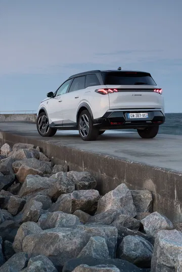 Vista trasera y lateral del Peugeot 5008, destacando su diseño robusto.