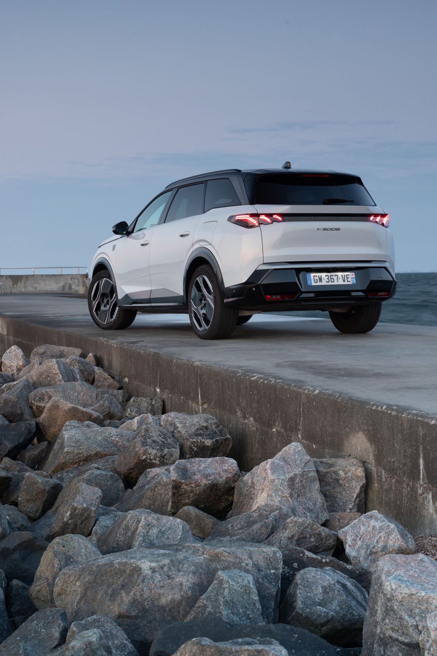 Vista trasera y lateral del Peugeot 5008, destacando su diseño robusto.