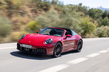 Visión lateral del Porsche 911 GTS T-Hybrid en movimiento.