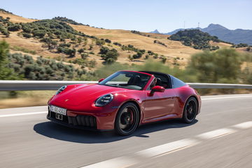 Vista dinámica del Porsche 911 GTS T-Hybrid en carretera.