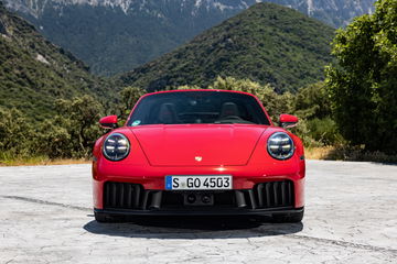 Vista frontal del Porsche 911 GTS T-Hybrid reflejando su poderío