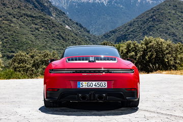 Vista trasera del Porsche 911 GTS T-Hybrid destacando su diseño icónico