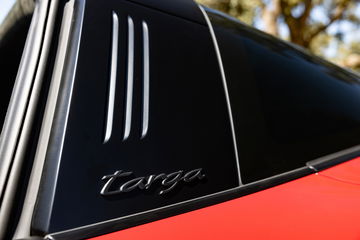 Vista cercana distintivo Targa Porsche 911