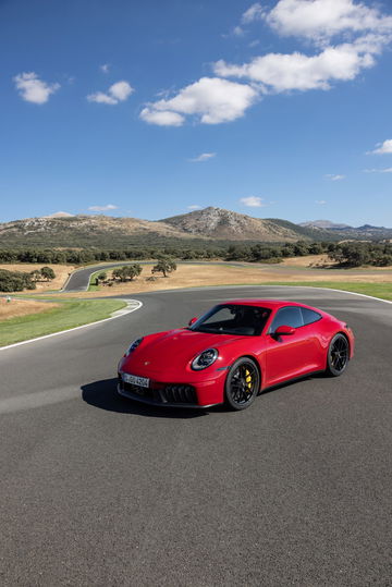 Porsche 911 GTS T-Hybrid dominando la carretera con su imponente diseño