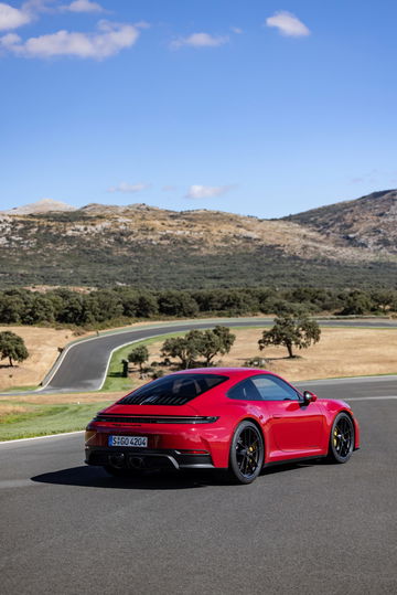Vista lateral del Porsche 911 992 T-Hybrid en circuito