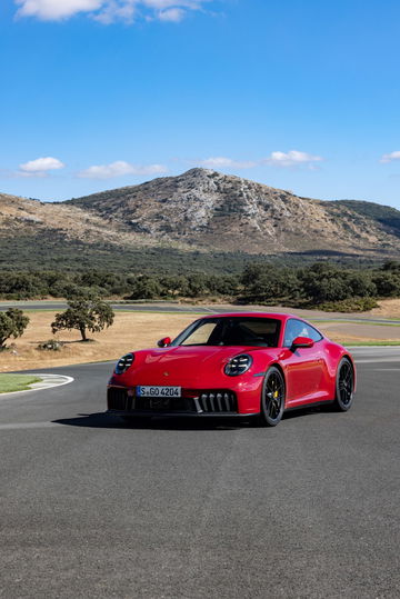 Porsche 911 GTS T-Hybrid, fusión de deportividad y eficiencia.