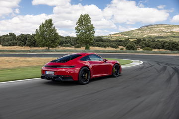 Vista dinámica del Porsche 911 992 T-Hybrid en acción