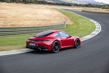 Vista dinámica del Porsche 911 GTS T-Hybrid en circuito