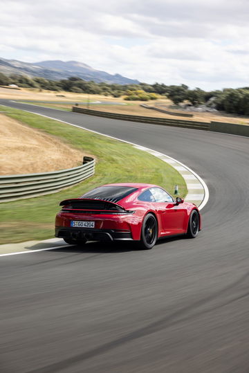 Porsche 911 GTS T-Hybrid en dinámica lateral, demostrando su porte