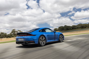 Vista dinámica Porsche 911 GTS T-Hybrid, destilando poder y elegancia.