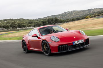 Vista lateral del Porsche 911 GTS T-Hybrid, una máquina que redefine prestaciones deportivas.