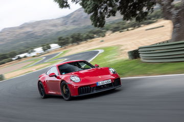 Vista dinámica Porsche 911 GTS T-Hybrid en circuito