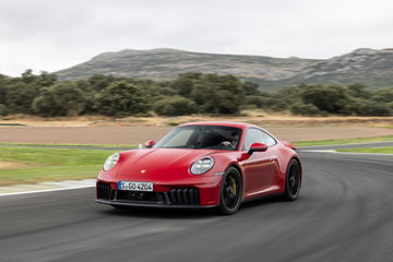 Vista dinámica del Porsche 911, destacando su estilizada figura.
