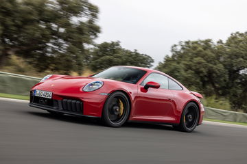 El Porsche 911 GTS T-Hybrid exhibe su perfección dinámica en rojo