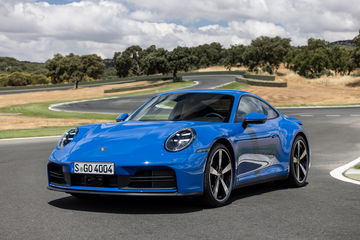 Vista lateral del Porsche 911 992 T Hybrid en su hábitat natural, irradiando deportividad.