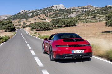 Vista dinámica del Porsche 911 GTS T-Hybrid en carretera abierta