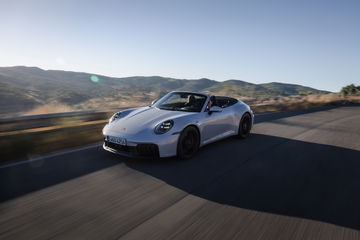 Vista lateral del Porsche 911 992 T-Hybrid rodando en circuito