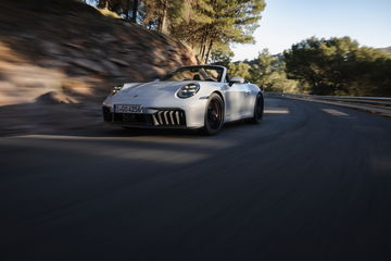 Vista dinámica del Porsche 911 GTS T-Hybrid en carretera